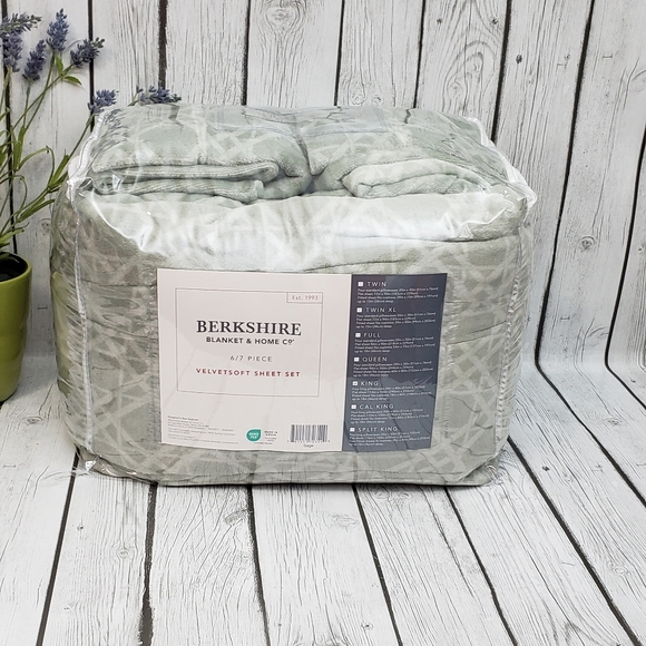 NWT*Berkshire Velvetsoft Sheet Set with Extra Pillowcases - Picture 1 of 7